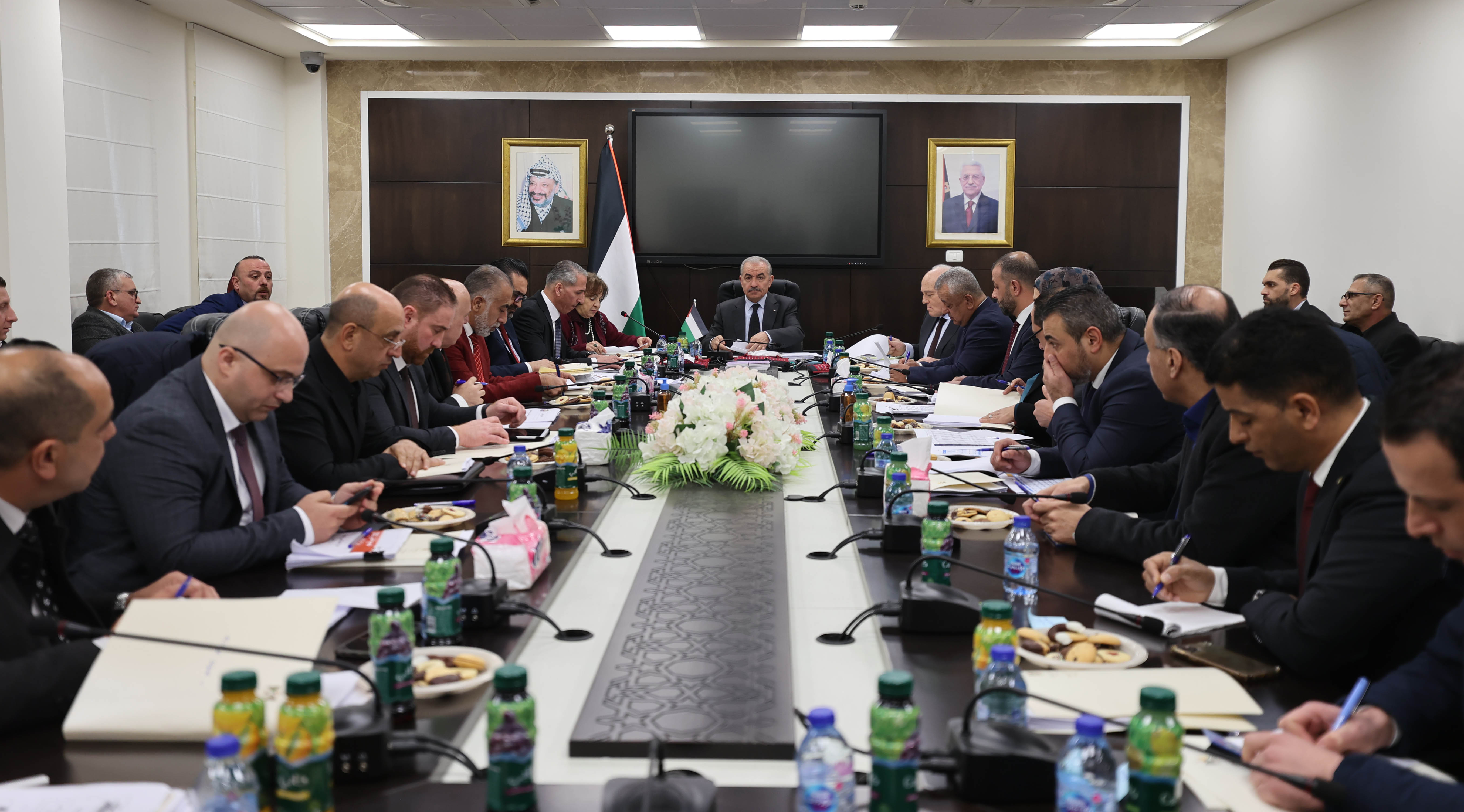 اشتية خلال ترؤسه اجتماعا لبحث النهوض بالقطاع الصحي